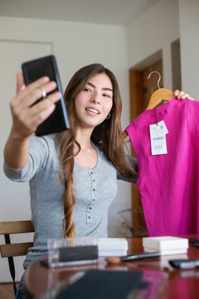 Se puede observar como una chica a modo de Ilustración esta haciendo una reseña de una compra  de una prenda