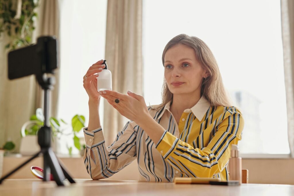 Se puede observar como una señora modo de Ilustración esta haciendo una reseña de una compra  de un perfume