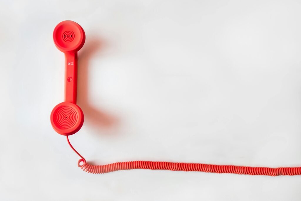 Se puede observar un teléfono de conexión por cable es rojo y representa el servicio al cliente
