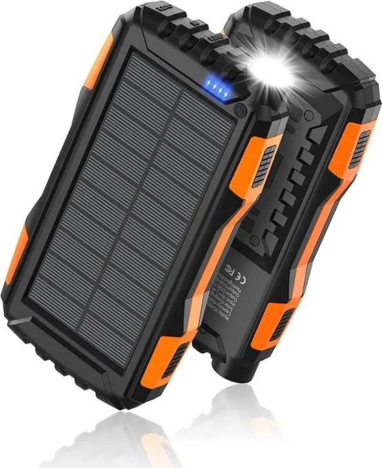 Un regalo económico Cargador solar portátil de 42800 mAh con linterna LED integrada, carga rápida QC 3.0, resistente al agua y polvo, ideal para actividades al aire libre.​
